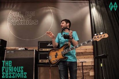 Michael League, líder de Snarky Puppy en los estudios Sol de Sants.