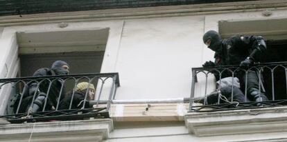 Agentes de la Ertzaintza tratan de desalojar este jueves a dos jóvenes encadenadas a una estructura metálica del edificio utilizado como 'gaztetxe'.
