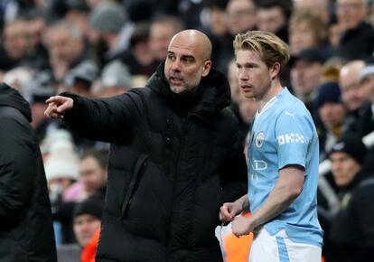 Guardiola da indicaciones a De Bruyne antes de darle entrada en Newcastle, este sábado.