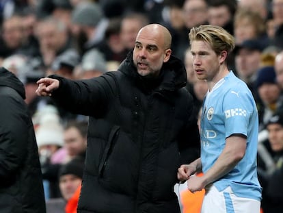 Guardiola da indicaciones a De Bruyne antes de darle entrada en Newcastle, este sábado.