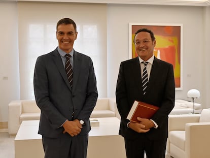 El presidente del Gobierno en funciones, Pedro Sánchez (izquierda), se reúne con el fiscal general del Estado, Álvaro García Ortiz, este miércoles en el Palacio de la Moncloa.