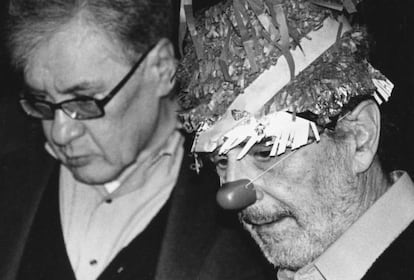 El poeta mexicano José Emilio Pacheco y el pintor Vicente Rojo, autores de los poemas y esculturas de 'Circos', que ahora se exponen en la galería Feijó Fine Art de Madrid.