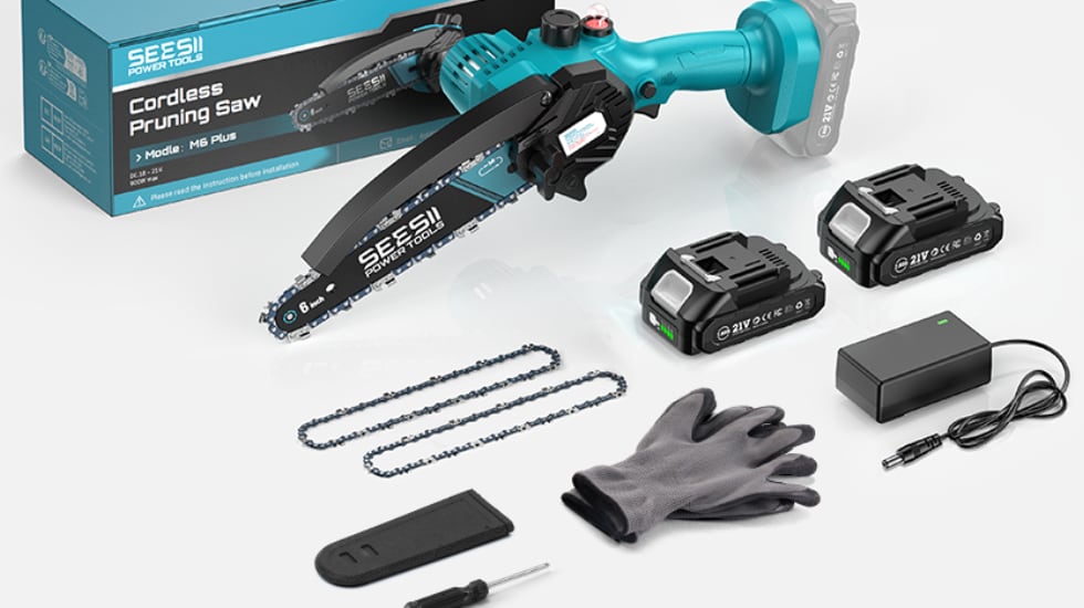 Esta minimotosierra a batería superventas incluye múltiples accesorios.