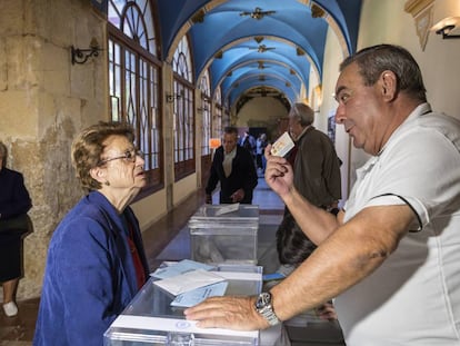 Una votante en el colegio del Museo de Requena.