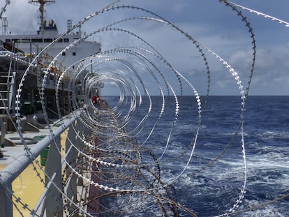 Barco con concertina para protegerse de los piratas africanos.