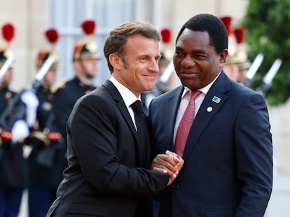 El presidente de Francia, Emmanuel Macron, saluda al presidente de Zambia, Hakainde Hichilema, este 22 de junio en París, donde se celebró la cumbre por un nuevo pacto financiero mundial.