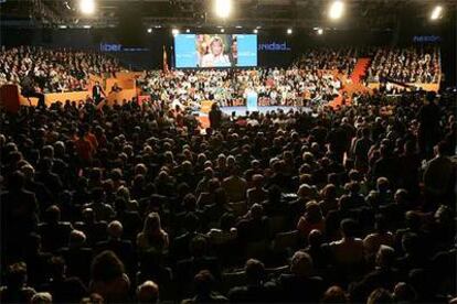 Esperanza Aguirre, en la tribuna de la sala principal de la convención del PP.