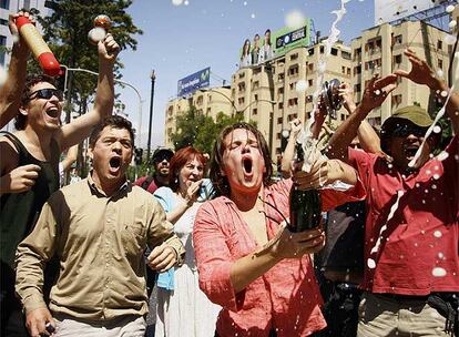 Manifestantes anti-Pinochet gritan y descorchan bolletas de champán ayer en las calles de Santiago de Chile.