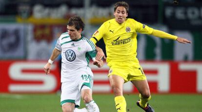 El defensa del Wolfsburgo Pekarik junto al jugador del Villarreal Fuster.