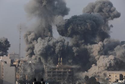 Columnas de  humo se elevan tras los ataques israelíes en la ciudad de Gaza, este miércoles. 