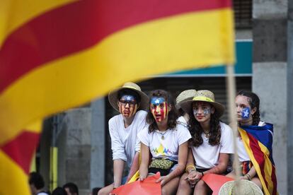 Un grup de joves amb la cara pintada a la Meridiana.