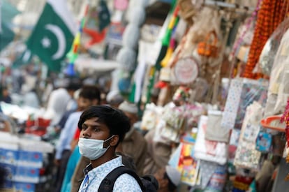 Un hombre compra en un mercado de Karachi (Pakistán).