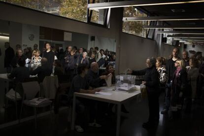 Votantes esperando el turno en un colegio electoral de Barcelona.