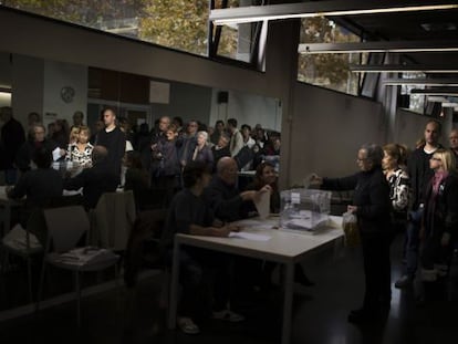 Votantes esperando el turno en un colegio electoral de Barcelona.