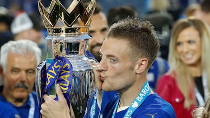 Jamie Vardy besa el trofeo de la Premier League en 2016.