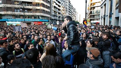 Estudiantes se concentran frente a la delegación del Gobierno, en la calle Colón de Valencia.