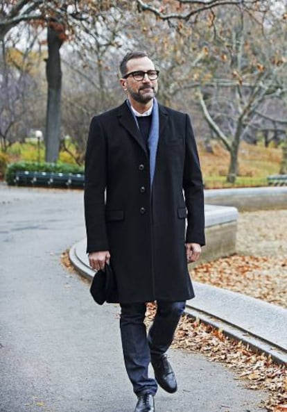 Siempre que Costos está en Nueva York trata de cruzar Central Park, sea cual sea el destino al que se dirija. Abrigo Dolce & Gabbana, camisa Dior Homme, jersey Brooks Brothers, vaqueros Levi´s, bufanda Tous y zapatos Church’s.