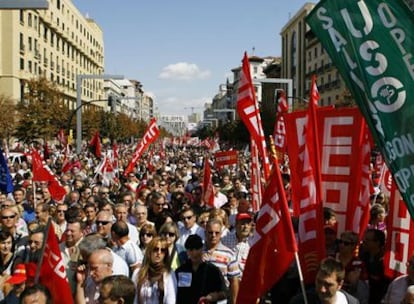 Manifestación ayer en Zaragoza convocada por los sindicatos en defensa de la fábrica de Opel.