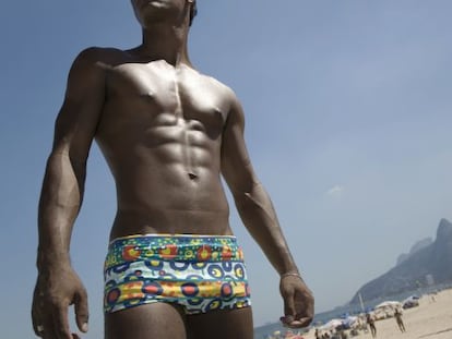 Él sí puede hacer 'topless' en la playa de Ipanema.