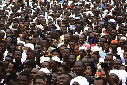 Una multitud de sudaneses atiende al discurso del presidente de Sudán Omar al-Bashir en Nyala, capital del Estado de Darfur Meridional (Sudán).