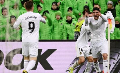 Goncalo Guedes celebra el gol del empate.