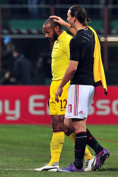 Ibrahimovic consuela a Henry al término del partido.