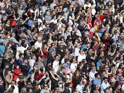 Una multitud de gente ocupa la plaza del Ayuntamiento de Valencia el pasado mes de marzo.