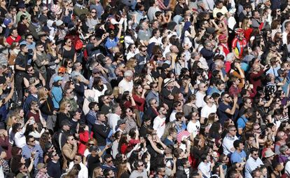 Una multitud de gente ocupa la plaza del Ayuntamiento de Valencia el pasado mes de marzo.