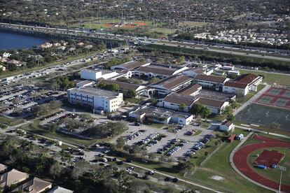 Fotografía aérea de La High School secundaria de Douglas de Marjory Stoneman, después del tiroteo.