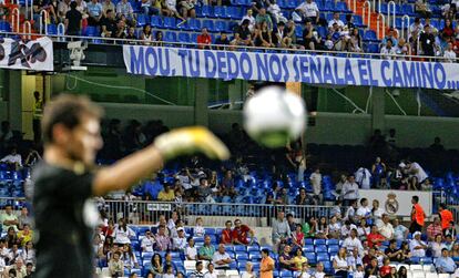 Casillas, suplente, calienta antes del partido del trofeo Santiago Bernabéu ante una pancarta de apoyo a Mourinho colgada en el primer anfiteatro.