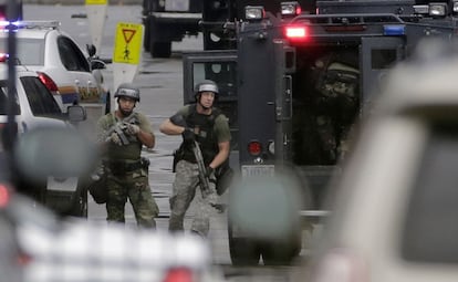 La policía y las fuerzas de seguridad 'han tomado' los alrededores del mando de la Armada en Washington.