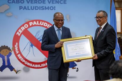 El Primer Ministro de Cabo Verde, Ulisses Correia e Silva (izq), recibe el certificado de país libre de malaria del director general de la Organización Mundial de la Salud (OMS), Tedros Adhanom Ghebreyesus (dcha), en Praia, Isla Santiago, Cabo Verde, el 12 de enero de 2024. 