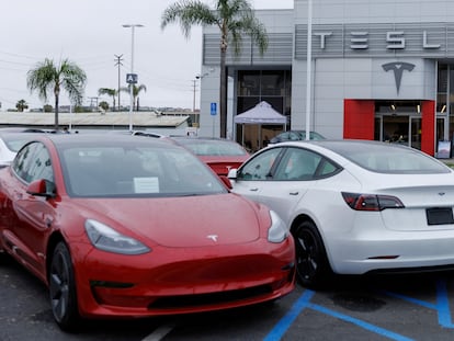 Dos modelos de Tesla 3, a la venta en un concesionario de la firma en Long Beach (California), en mayo.