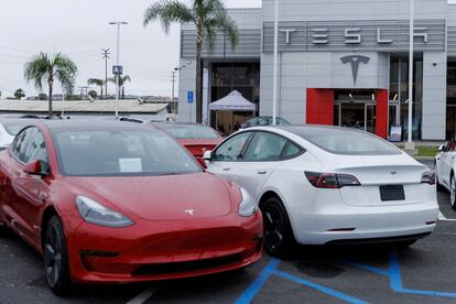 Dos modelos de Tesla 3, a la venta en un concesionario de la firma en Long Beach (California), en mayo.