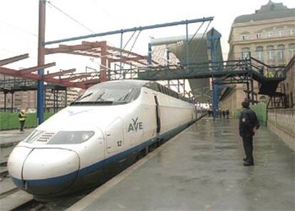 Un tren AVE en la estación de Lleida durante un viaje promocional de la línea Madrid-Barcelona.