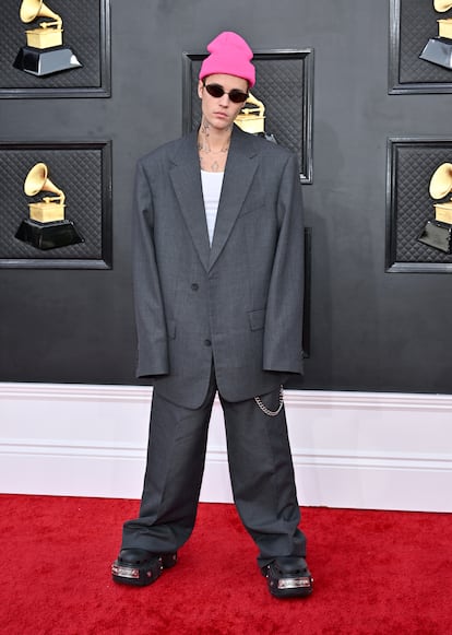 Justin Bieber luciendo Crocs en la alfombra roja de los Premios Grammy celebrados en 2022 en Las Vegas. 