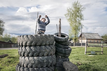 Un niño juega con ruedas de tractor en Alexandrovsk.
