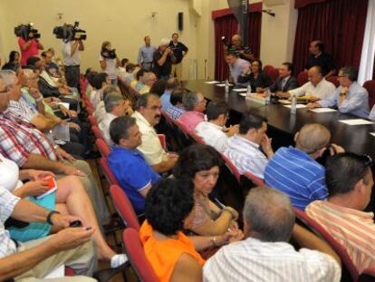 Un momento de la reuni&oacute;n celebrada ayer en Valencia entre los falleros y representantes del Consell.