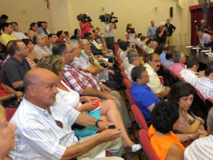Un momento de la reunión celebrada ayer en Valencia entre los falleros y representantes del Consell.
