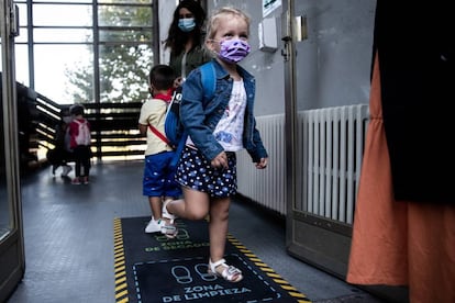 Alumnos de infantil y primaria llegando a clase en el CEIP Lopez Ferreiro de Santiago de Compostela, donde todos los alumnos de los colegios publicos y concertados deben usar mascarilla obligatoria.