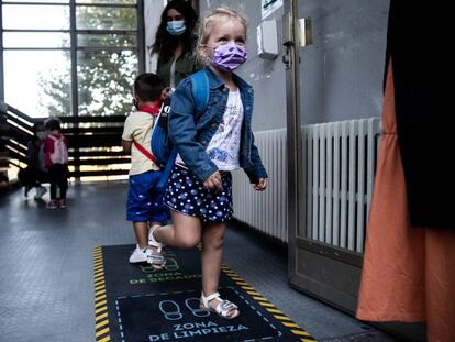 Alumnos de infantil y primaria llegando a clase en el CEIP Lopez Ferreiro de Santiago de Compostela, donde todos los alumnos de los colegios publicos y concertados deben usar mascarilla obligatoria.