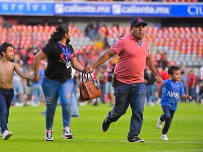 Liga MX: Una familia huye de la violencia en la cancha del Querétaro