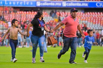 Liga MX: Una familia huye de la violencia en la cancha del Querétaro