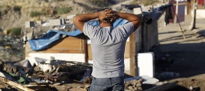 Uno de los afectados por los derribos contempla las ruinas de una casa.