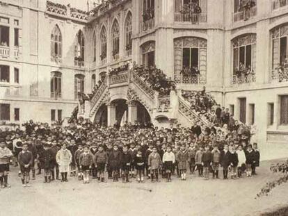 Alumnos de la promoción de 1922 posan en la escalera de entrada al colegio del Pilar.