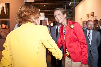 Detalle de la Infanta Elena saludando a Empar Prieto.