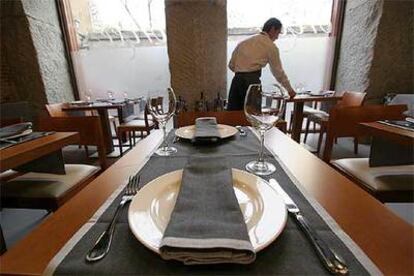 Comedor del restaurante Orixe, situado en la Cava Baja de Madrid. Abajo, bacalao de los mercantes gallegos.