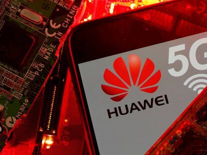 Un móvil 5G con el logo de Huawei.