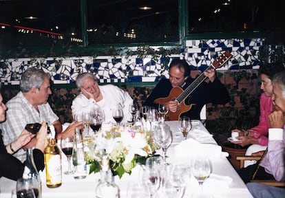 El cantante español Joan Manuel Serrat toca la guitarra en el aniversario de la agente literaria Carmen Balcells, en junio del año 2000.