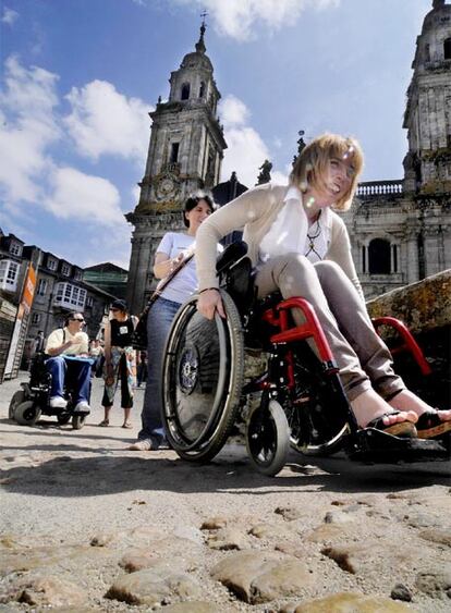 Una vecina sin problemas de movilidad comprueba las dificultades de acceso a la muralla de Lugo.